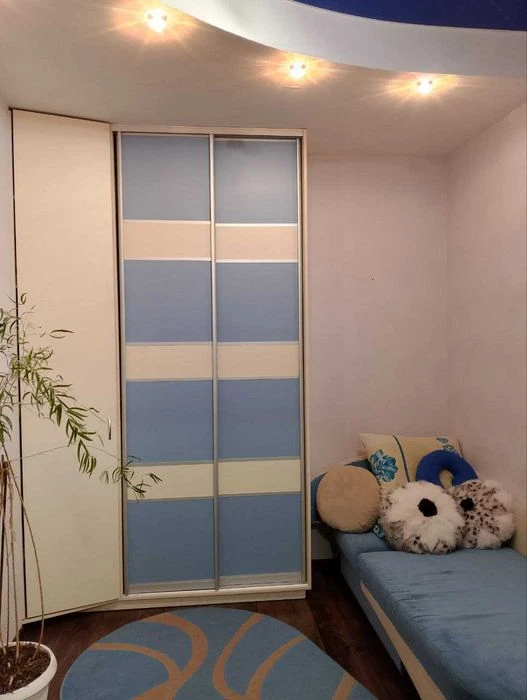 Selling a 3-room apartment in Zhuravlevsky residential complex, near Kyiv metro station.