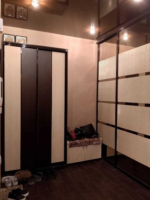 Selling a 3-room apartment in Zhuravlevsky residential complex, near Kyiv metro station.