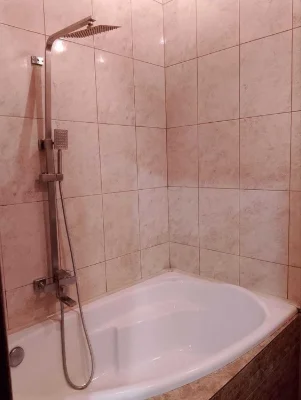 Selling a 3-room apartment in Zhuravlevsky residential complex, near Kyiv metro station.