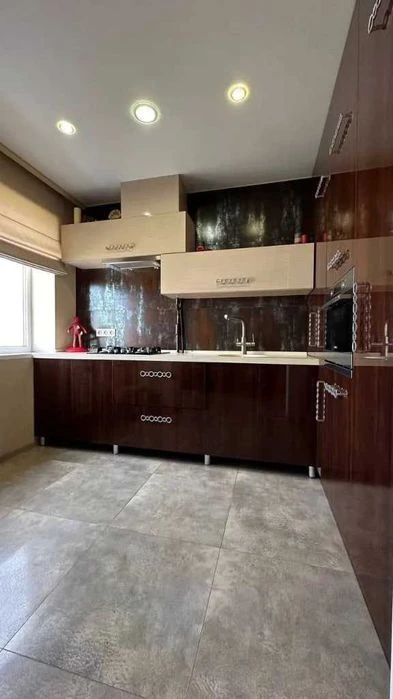 Продам 3 кімнатну квартиру ЖМ Перемога(Кодак) з якісним ремо