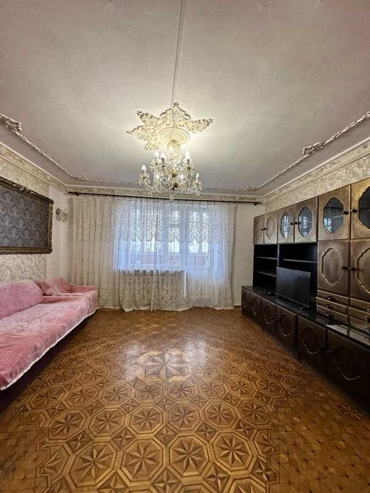 I will sell a spacious 3-room apartment. an apartment in a brick house on ul.
