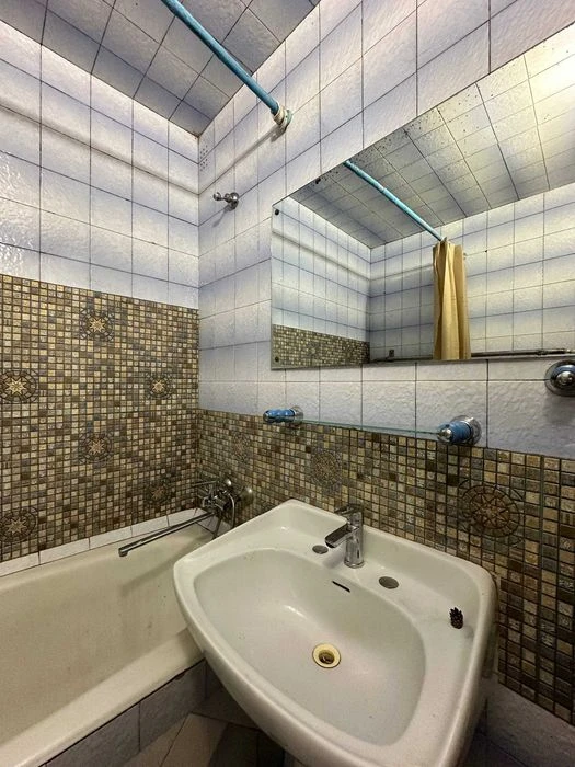 I will sell a spacious 3-room apartment. an apartment in a brick house on ul.
