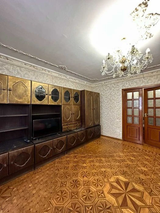 I will sell a spacious 3-room apartment. an apartment in a brick house on ul.