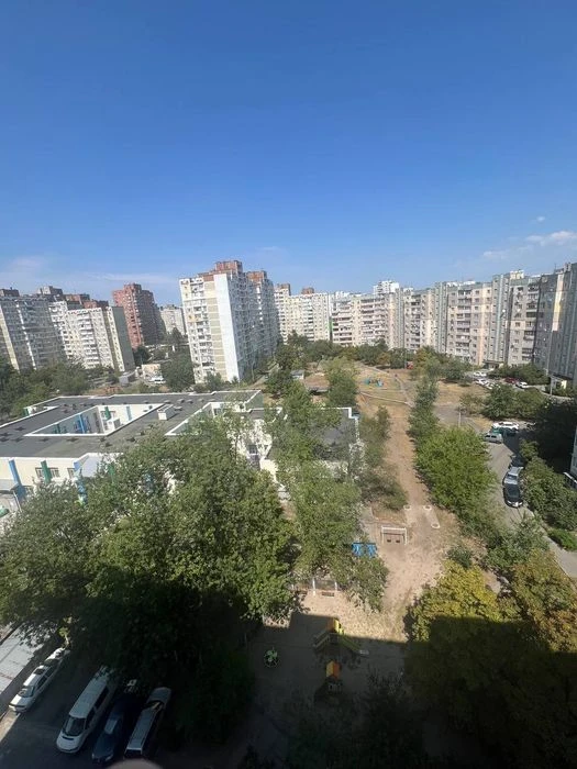 Гарнюся трёхкомнатная квартирка поруч метро Харьковская  шко