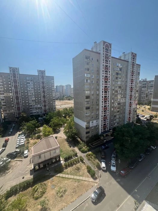 Гарнюся трёхкомнатная квартирка поруч метро Харьковская  шко