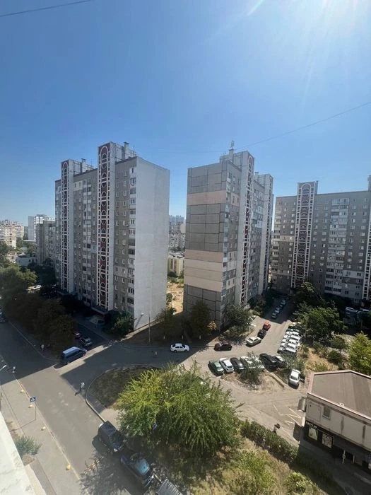 Гарнюся трёхкомнатная квартирка поруч метро Харьковская  шко