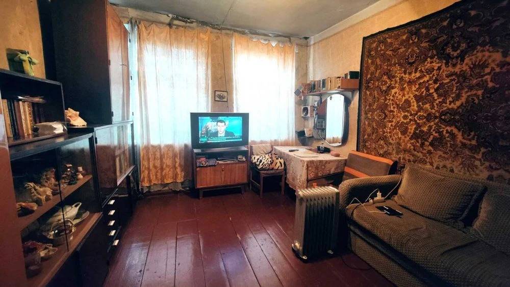 Продается фасадная квартира рядом с центром города.
