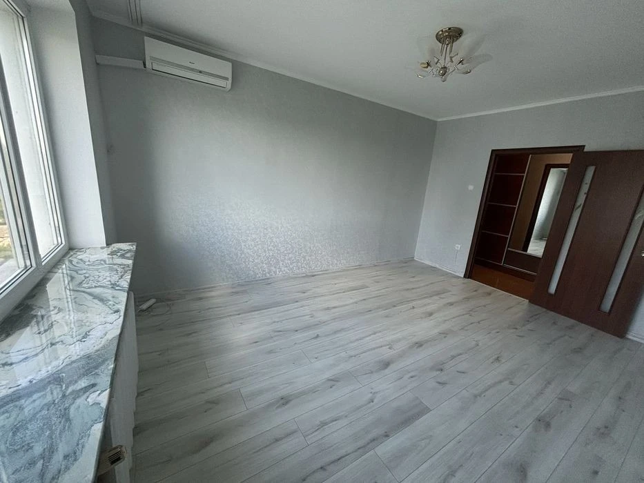 Sale of a 2-room apartment with renovation in Solomyansky district