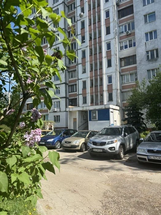 Sale of a 2-room apartment with renovation in Solomyansky district
