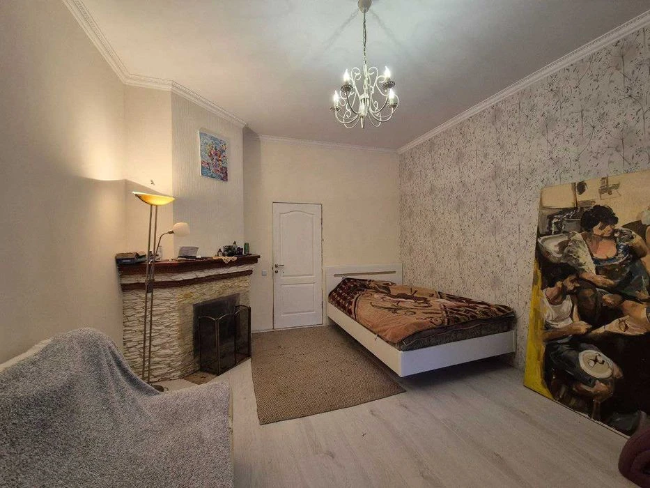 Продам 3-х кімнатну квартиру 82м з високою стелею і автономн