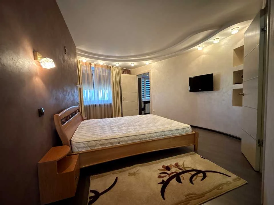 Apartment. Dnipro, Oleksandra Polya Ave. (Kirova)