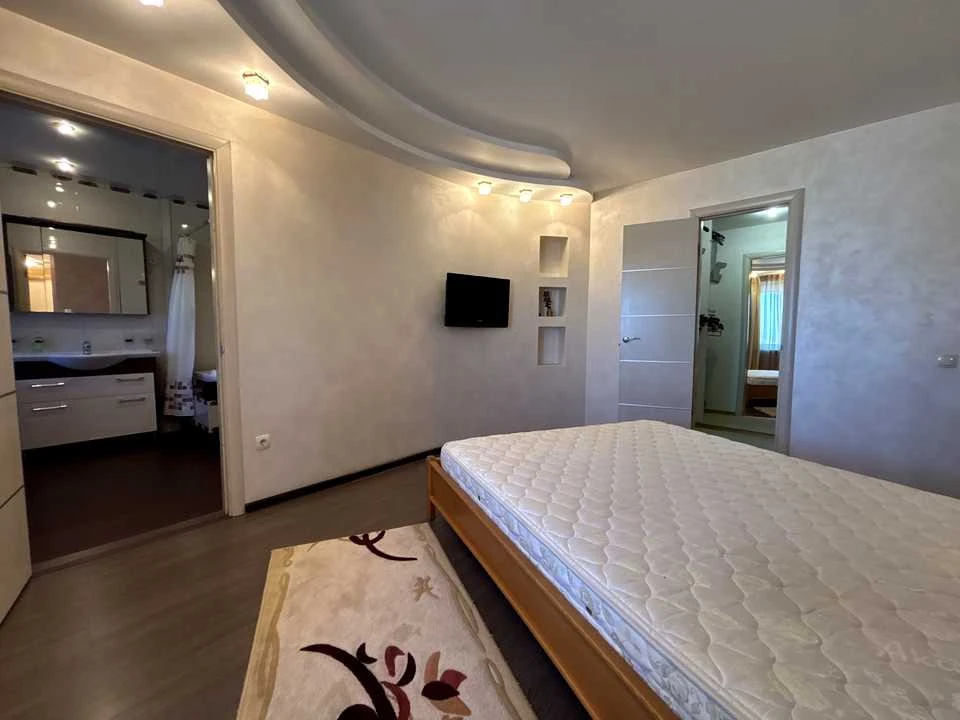 Apartment. Dnipro, Oleksandra Polya Ave. (Kirova)