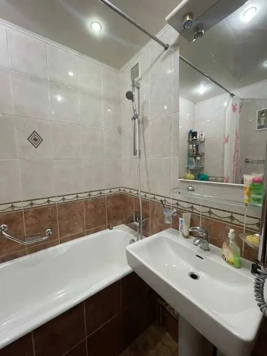 I will sell a spacious 3-room apartment, ZhM Topol 1, Jincharadze Subst