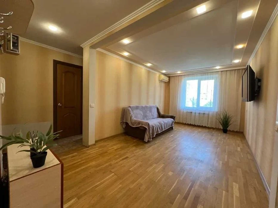 I will sell a spacious 3-room apartment on Heroev P. Avenue