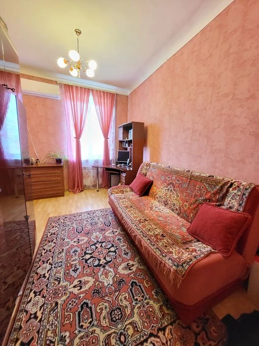 Продам квартиру на вул. Яскравій