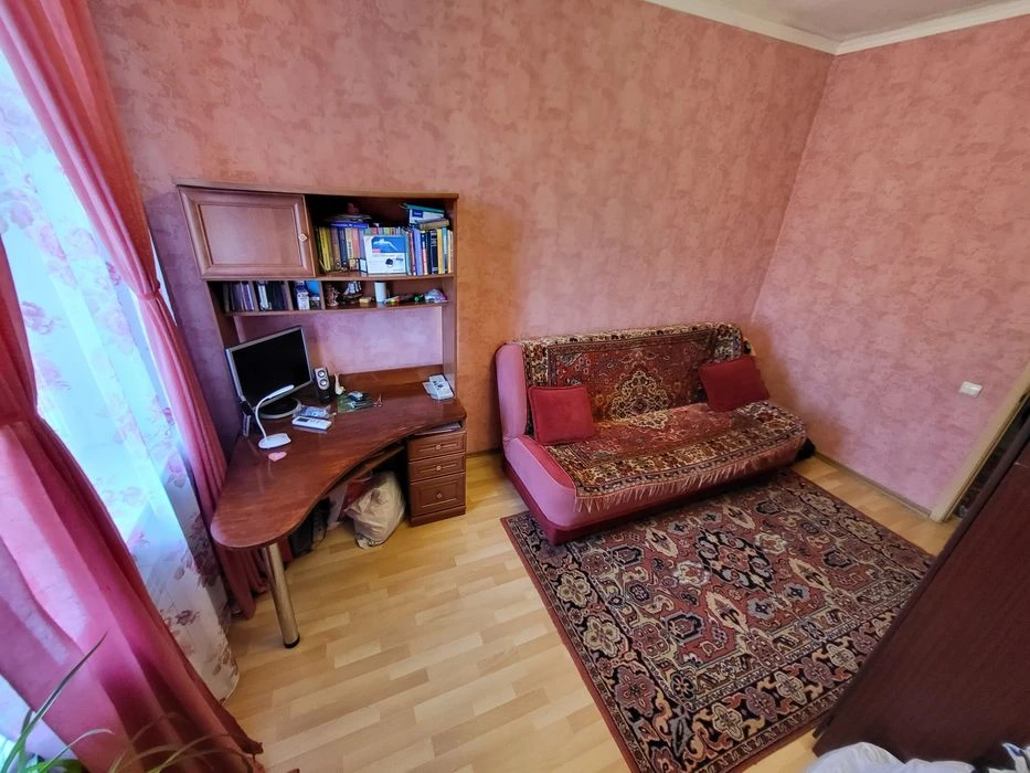 Продам квартиру на вул. Яскравій