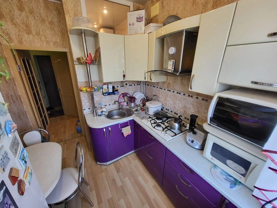 Продам квартиру на вул. Яскравій