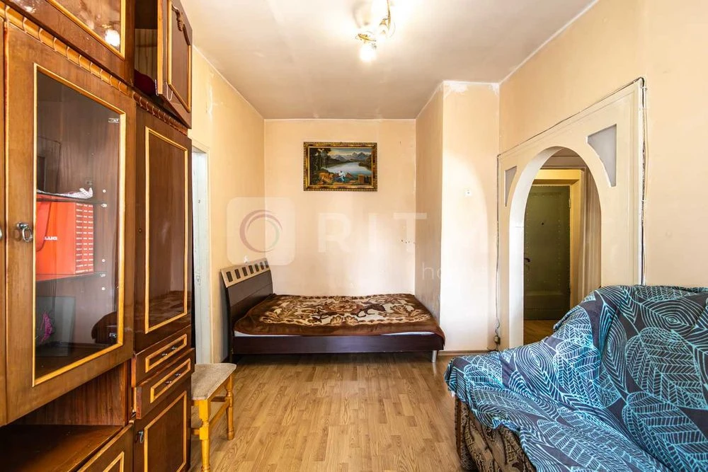 Продаж 2-кімнатної квартири в центральній частині міста.