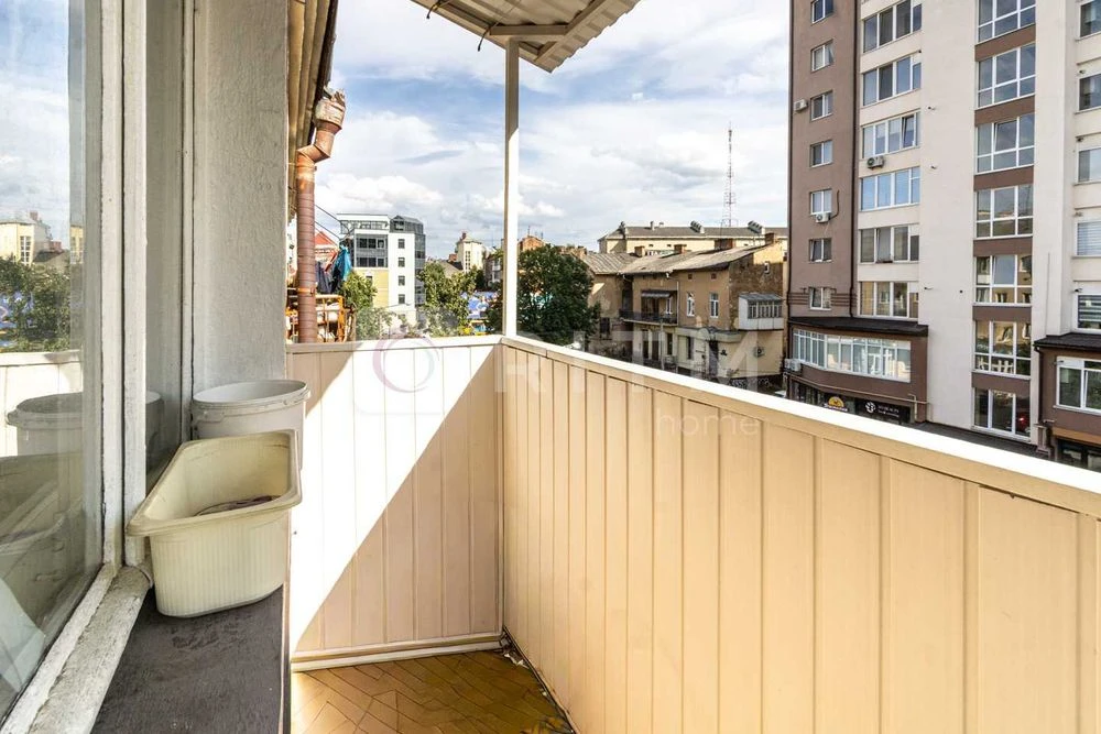 Продаж 2-кімнатної квартири в центральній частині міста.