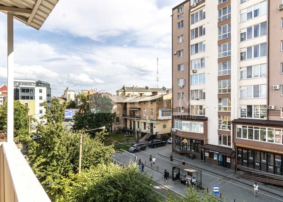Продаж 2-кімнатної квартири в центральній частині міста.