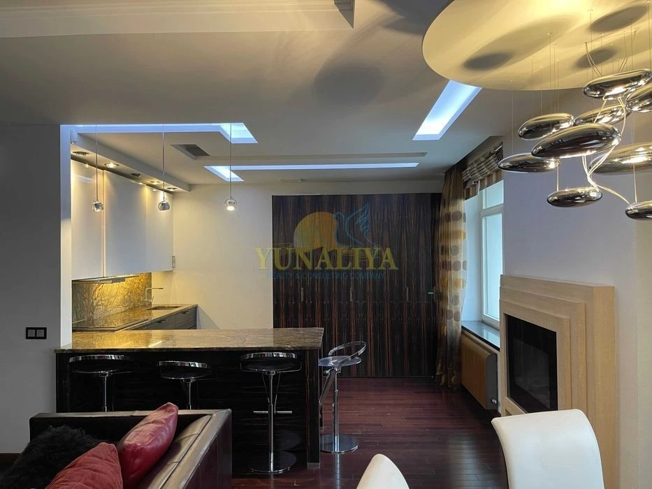 5 rooms St. Kruglouuniversitetskaya 3-5 and 3 parking spaces! Without