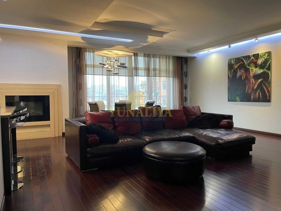 5 rooms St. Kruglouuniversitetskaya 3-5 and 3 parking spaces! Without
