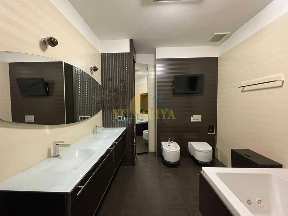 5 rooms St. Kruglouuniversitetskaya 3-5 and 3 parking spaces! Without