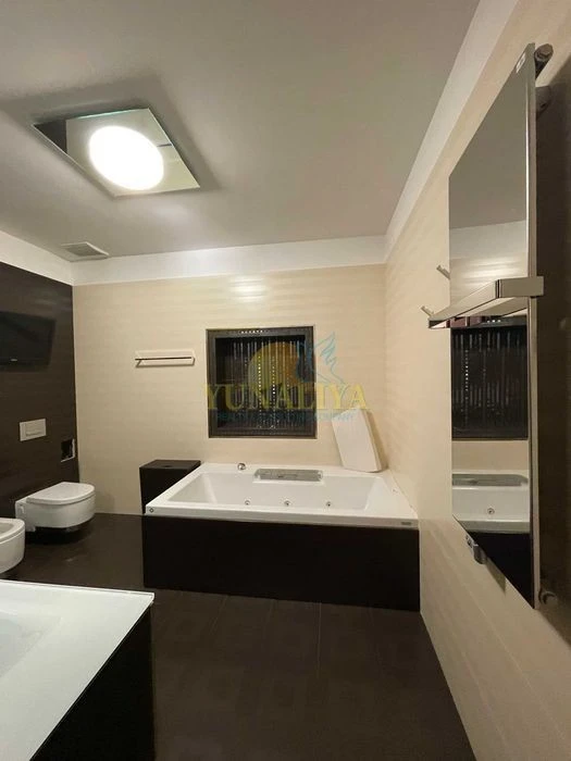 5 rooms St. Kruglouuniversitetskaya 3-5 and 3 parking spaces! Without