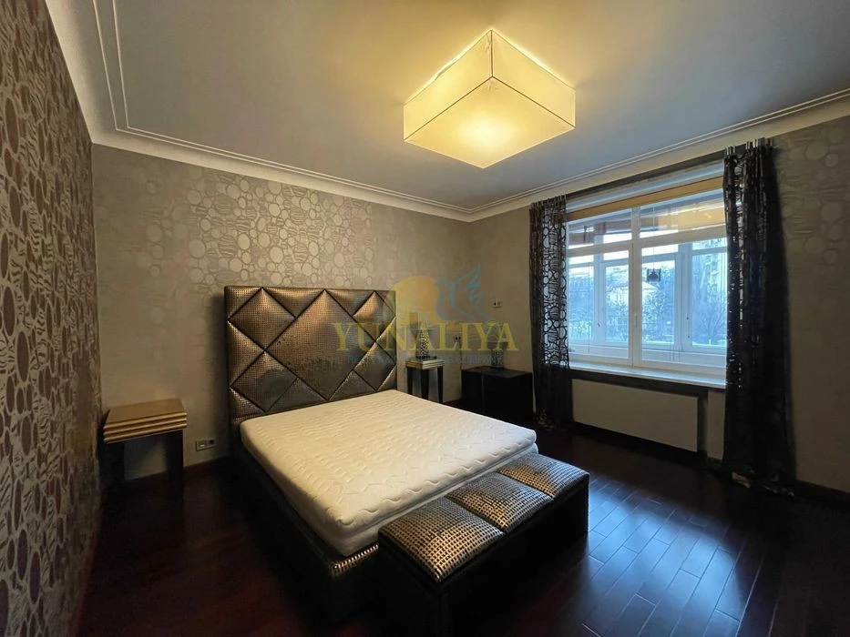 5 rooms St. Kruglouuniversitetskaya 3-5 and 3 parking spaces! Without