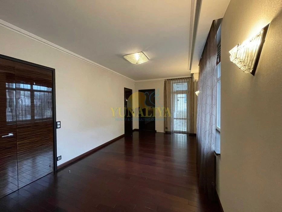 5 rooms St. Kruglouuniversitetskaya 3-5 and 3 parking spaces! Without
