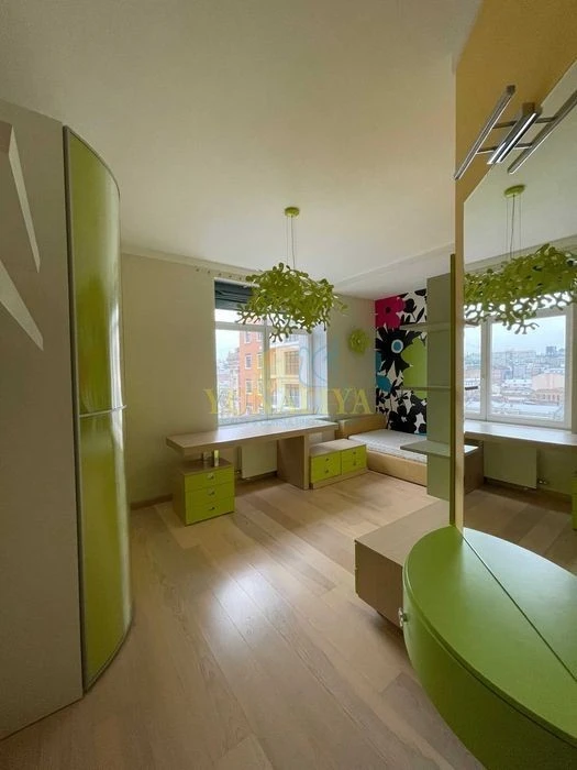5 rooms St. Kruglouuniversitetskaya 3-5 and 3 parking spaces! Without