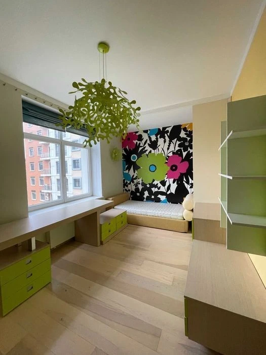 5 rooms St. Kruglouuniversitetskaya 3-5 and 3 parking spaces! Without