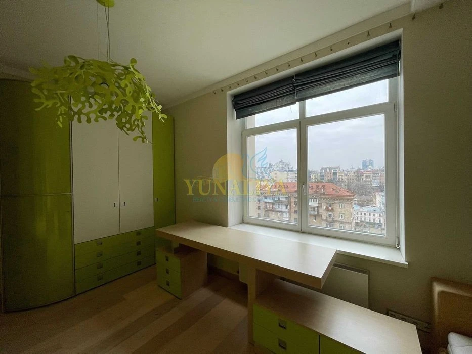 5 rooms St. Kruglouuniversitetskaya 3-5 and 3 parking spaces! Without