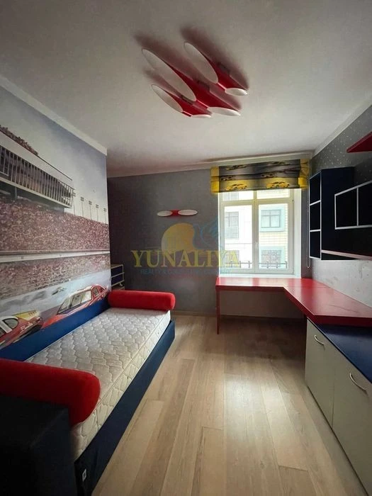 5 rooms St. Kruglouuniversitetskaya 3-5 and 3 parking spaces! Without