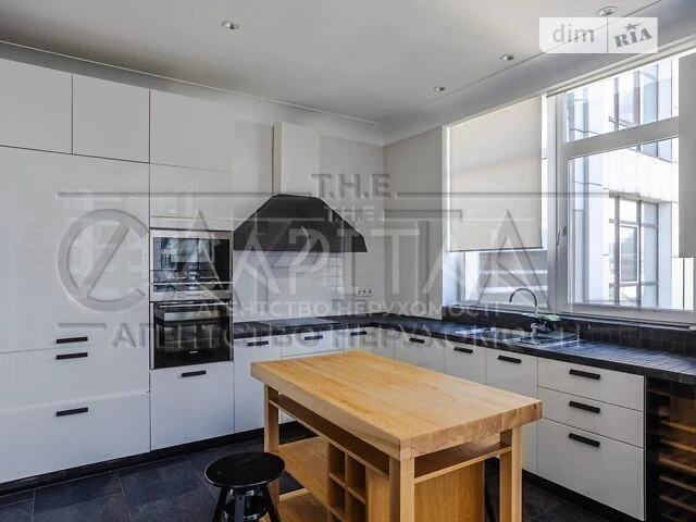 Sale of 3-room apartment 188 sq. m. on Andriy Verkhoglyada St. 14 •