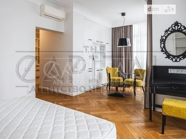 Sale of 3-room apartment 188 sq. m. on Andriy Verkhoglyada St. 14 •