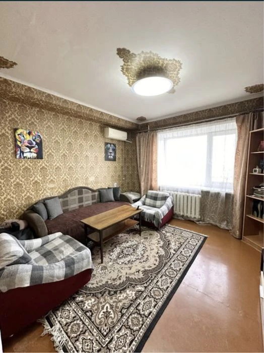 I will sell a 4-room apartment in the center
