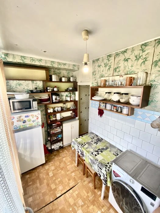I will sell a 4-room apartment in the center