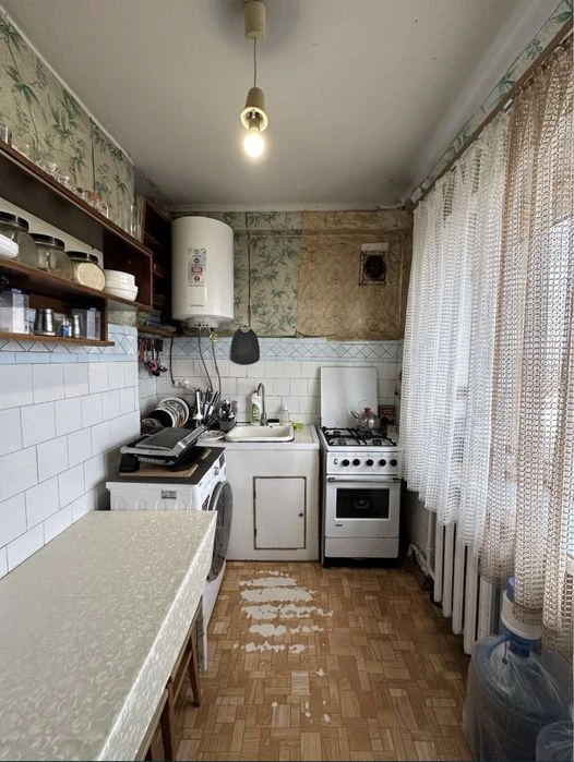 I will sell a 4-room apartment in the center