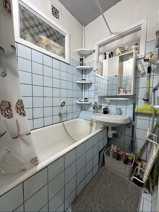 I will sell a 4-room apartment in the center