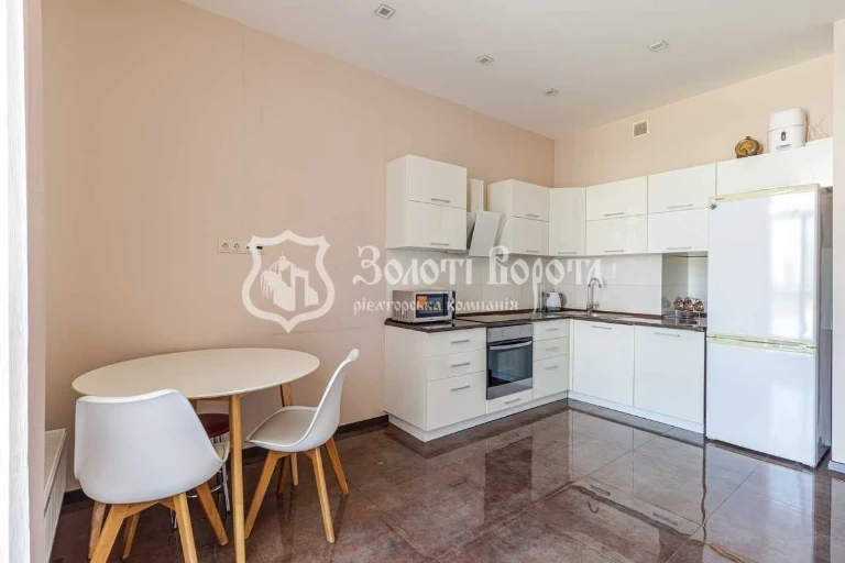 Sale of 2-room apartment 69.8 m², John McCain street, 7