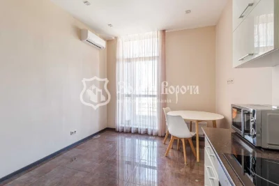 Sale of 2-room apartment 69.8 m², John McCain street, 7