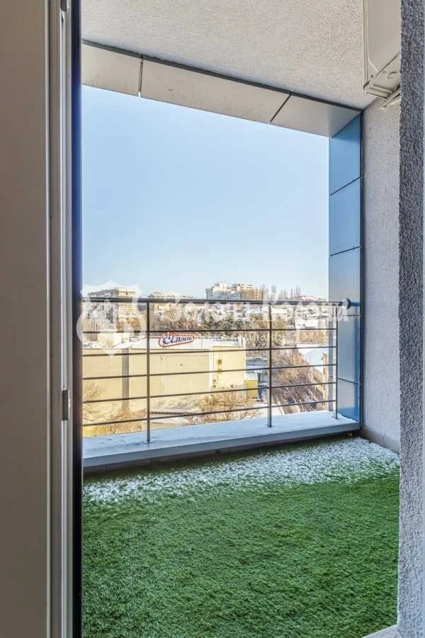 Sale of 2-room apartment 69.8 m², John McCain street, 7