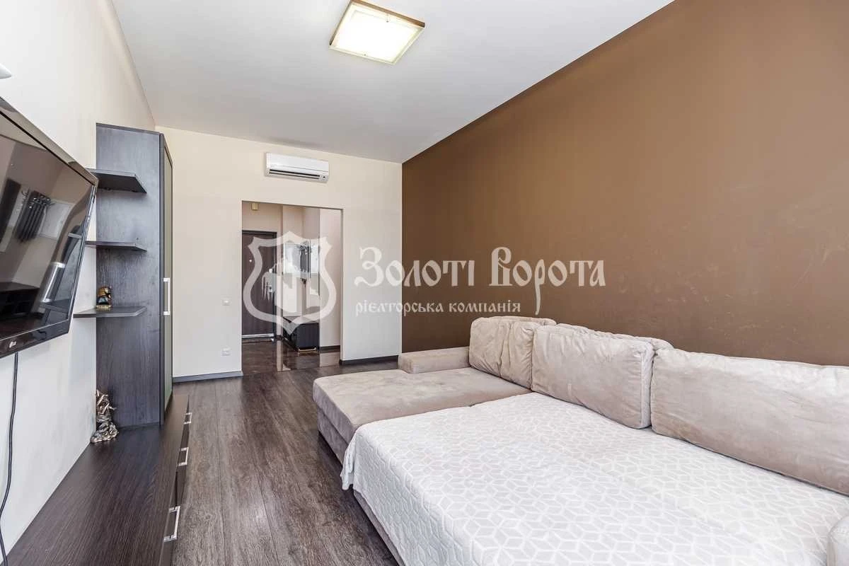 Sale of 2-room apartment 69.8 m², John McCain street, 7