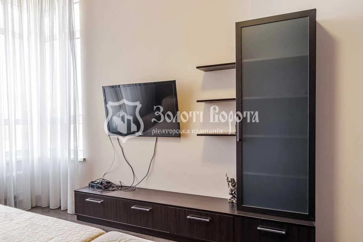 Sale of 2-room apartment 69.8 m², John McCain street, 7
