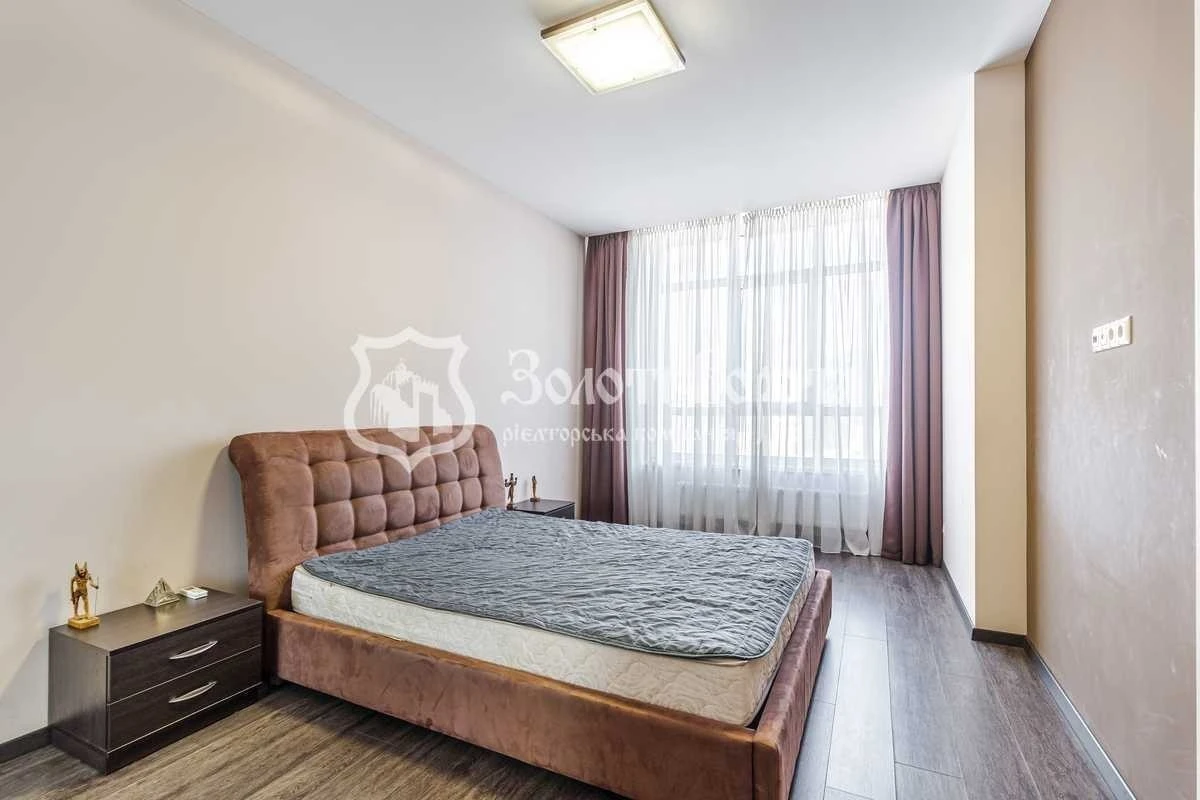 Sale of 2-room apartment 69.8 m², John McCain street, 7