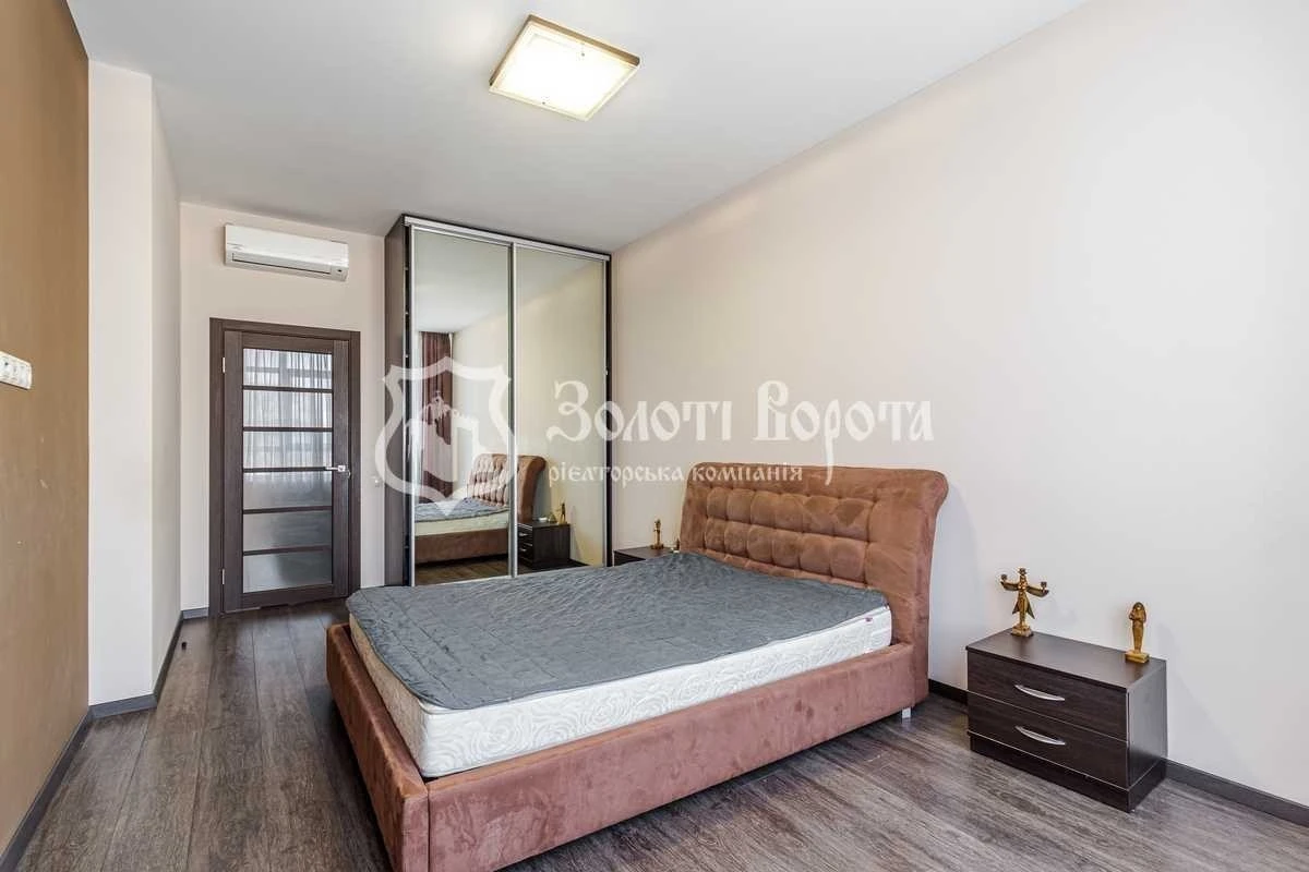 Sale of 2-room apartment 69.8 m², John McCain street, 7