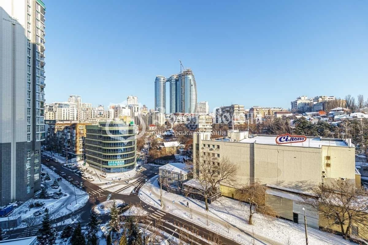 Sale of 2-room apartment 69.8 m², John McCain street, 7