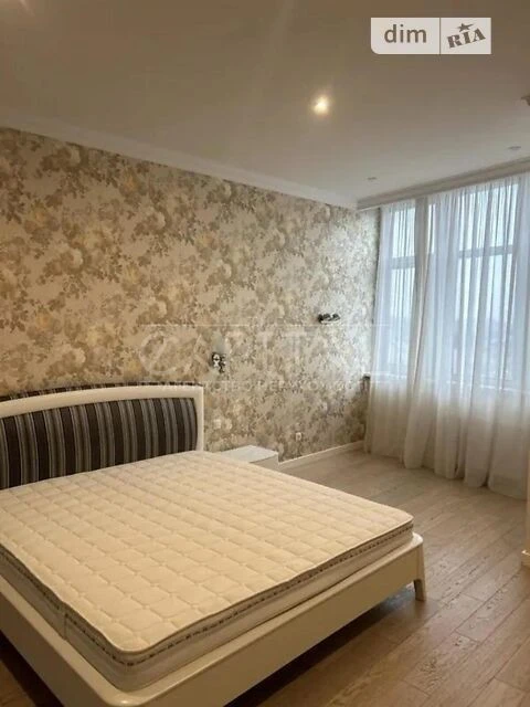 Sale of 3-room apartment 118 sq. m. on Sichovykh Striltsiv 70 •