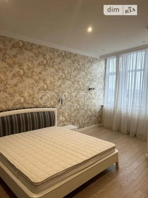 Sale of 3-room apartment 118 sq. m. on Sichovykh Striltsiv 70 •